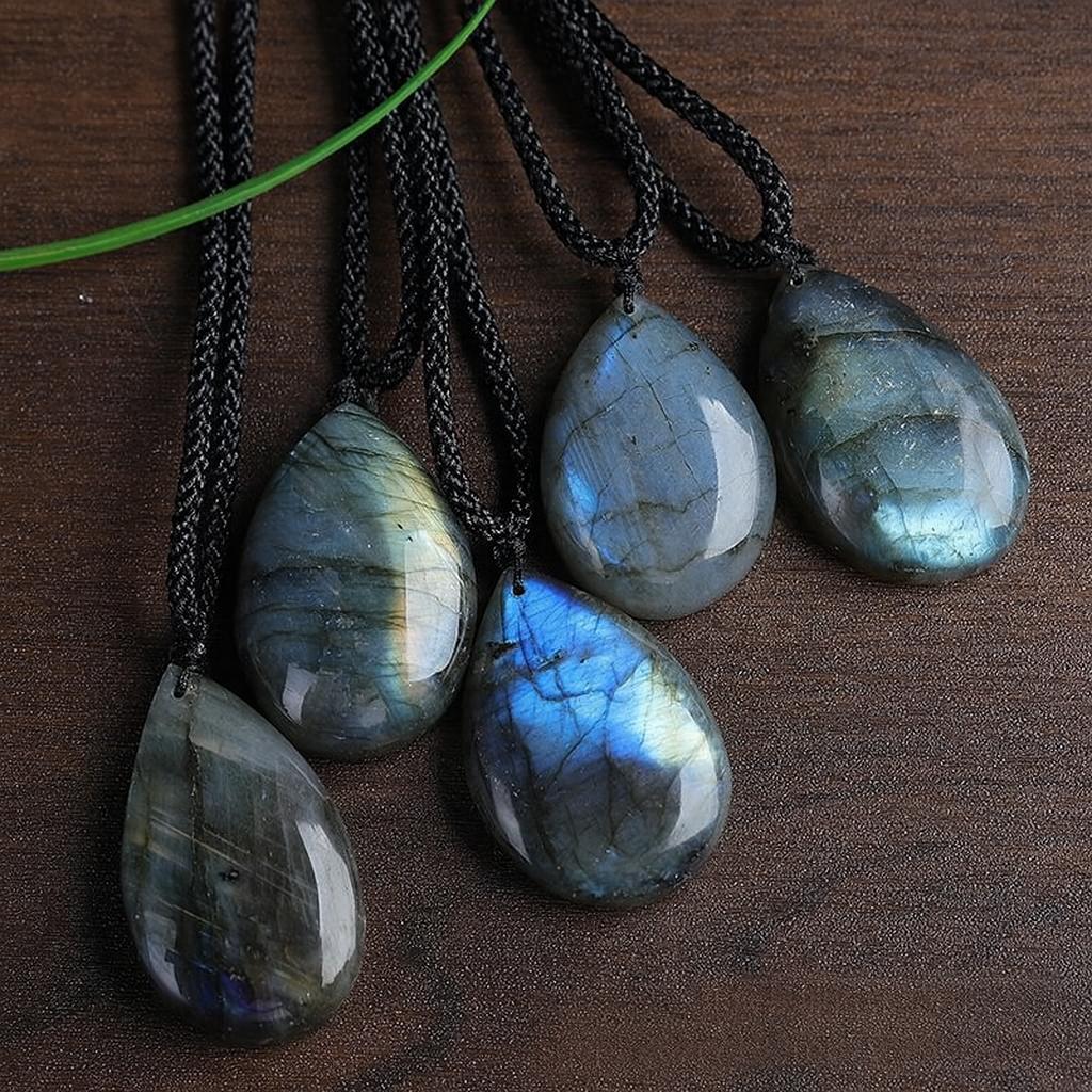 Labradorite Teardrop Pendant Necklace – Natural Crystal Protection Amulet for Intuition, Transformation & Inner Strength